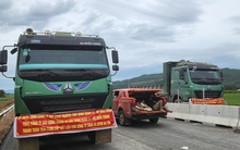 Căng băng-rôn đòi nợ gần 8 tỉ đồng tiền cung cấp vật liệu thi công cao tốc QL 45 - Nghi Sơn