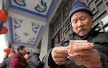 Cụ ông 70 tuổi “chết lặng” khi nhân viên ngân hàng báo 0 đồng trong sổ tiết kiệm: Số tiền tích luỹ cả đời suýt thì “đi tong” vì bị kẻ xấu lợi dụng