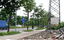 Vỉa hè nhiều tuyến đường ở Hà Nội ngập trong rác