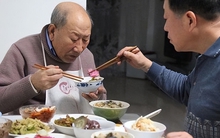 Lương hưu gần 30 triệu đồng, cụ ông giả nghèo đến nhà con, không ngờ rơi vào tình cảnh éo le, nhận ra 1 ĐIỀU