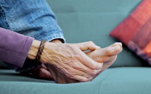 Cách giảm đau chân khi viêm khớp dạng thấp vào mùa