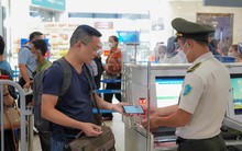 Nhiều hành khách sử dụng VNeID làm thủ tục đi máy bay trong ngày đầu triển khai