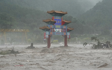 Cận cảnh người dân Trung Quốc vật lộn với mưa lũ kỷ lục 140 năm: Khó tưởng tượng