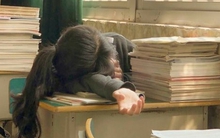 Bà mẹ đánh cắp giấy nhập học của con, để lại vỏn vẹn 3 chữ: Nữ sinh đọc xong nghẹn ngào, chỉ muốn trốn thoát khỏi nhà