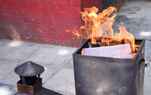 Lễ Vu Lan, khói vàng mã mù mịt trên nhiều tuyến phố Hà Nội