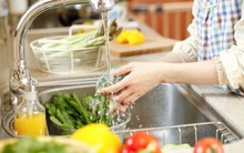 Sai lầm khi rửa trái cây và rau quả khiến vừa mất hết chất vừa rước độc vào người