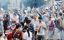 Người dân TP.HCM đội nắng, đội mưa đi lễ chùa ngày Vu lan báo hiếu