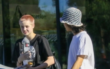 Shiloh nhà Angelina Jolie khác lạ khi đi ăn cùng bạn, mọi ánh mắt đổ dồn vào 1 điều