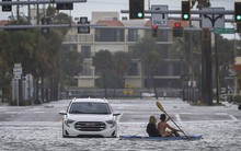 Bang Florida - Mỹ: Đường phố bị nhấn chìm, lũ tràn vào nhà do bão Idalia