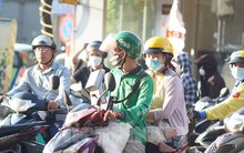 Dòng xe chen chúc, người người tay xách nách mang rời Thủ đô về quê nghỉ lễ 2/9