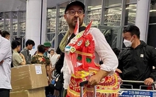 Sự thật sau bức ảnh "ông Tây mua ngựa vàng mã Hà Nội về làm quà cho con gái" khiến dân mạng sửng sốt