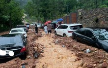 Hà Nội: Lũ quét, hàng loạt ô tô mắc kẹt quanh hồ Đồng Đò, Sóc Sơn