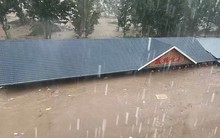 Trung Quốc: Trận lũ hung dữ nước dâng chạm mái nhà, người dân phải ôm thùng xốp trôi nổi 5 giờ liền