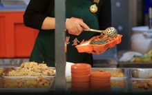 Cách những gã khổng lồ thức ăn nhanh thu hút 'người nghèo'