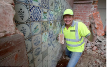 Đang phá dỡ nhà, người đàn ông phát hiện 'kho báu' tiền tỷ sau bức tường