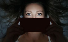 Nhìn vào màn hình điện thoại cảm thấy chóng mặt, buồn nôn như say tàu xe: Bạn đang gặp nguy hiểm rồi!