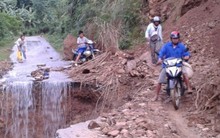 Mưa lũ 'nuốt chửng' nhiều tuyến đường ở Tây Bắc, gây thiệt hại nặng