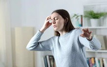 Đau đầu, mệt mỏi khi ngồi điều hoà: Nguyên nhân và cách khắc phục