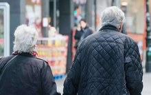 Cặp vợ chồng U70 tìm đường lên phố sau 1 năm mang hết tài sản về quê, trước nay toàn “mua dây buộc mình”