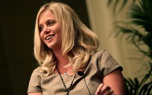 Vừa tốt nghiệp đại học, cô gái viết thư cho Warren Buffett lập tức được nhận làm trợ lý, 29 tuổi thành CEO 4 công ty con của Berkshire Hathaway