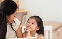 4 giọng điệu cha mẹ dùng khi nói chuyện với con sẽ tăng gấp đôi hiệu quả giáo dục