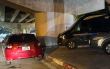 Cầu vòm sắt hồ Linh Đàm biến thành bãi đỗ xe