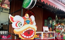 TP.HCM: Bánh trung thu 'xuống phố' sớm, tiểu thương lo lắng không dám nhập nhiều