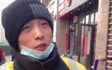 Thanh niên tốt nghiệp trường danh tiếng đi làm shipper bị dân mạng chế giễu, nghe mức lương xong ai cũng phải xin lỗi