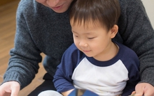 Bé chỉ thích nghe đi nghe lại 1 quyển sách, ba mẹ cảm thấy khó hiểu nhưng nguyên nhân là do 3 điều sau