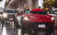 Chi hơn 40 tỷ mua siêu ô tô nhưng không che được mưa nắng, vừa đi vừa cầm ô