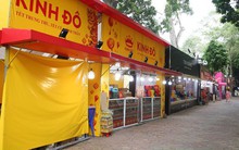 Quầy bánh trung thu tạm bợ dọc vỉa hè Hà Nội vắng vẻ chờ khách