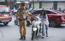 Nhiều học sinh bị CSGT xử phạt khi điều khiển phương tiện dung tích trên 50cm3, không đội mũ bảo hiểm