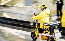 Giáo sư đại học đi làm shipper: Bị mắng vì giao muộn, mong mọi người “đối xử tử tế” hơn với người giao hàng