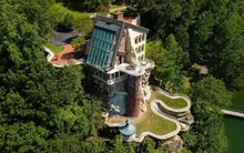 Một bất động sản sát vách đá cheo leo vẫn được định giá hơn 100 tỷ đồng, đầy đủ tiện nghi xa hoa từ phòng tắm nắng 2 tầng đến sân đỗ trực thăng