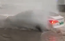 Ung dung lội nước ngập sâu bằng xe điện, cái kết đắng có thể đến sau vài ngày