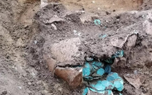 Đào đất lại đụng vỡ chiếc vại, người nông dân vô tình tìm thấy kho báu lớn nhất