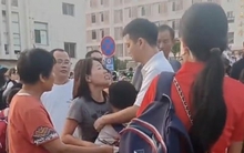 Cha mẹ ly hôn giành giật con ngay trước cổng trường: Đừng nhân danh "tình yêu" để tổn thương con trẻ