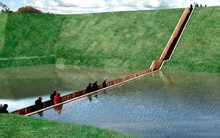 Chỉ chi hơn 8 tỷ, một quốc gia xây dựng thành công ‘cầu gỗ tàng hình’ giữa mặt nước khiến cả thế giới ngỡ ngàng