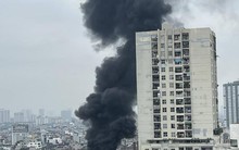 Cột khói đen hàng chục mét từ đám cháy nhà 7 tầng ở Thanh Xuân, Hà Nội