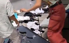 Đòi tăng giá thuê mặt bằng lên gấp đôi nhưng không thành, nữ chủ nhà đập phá cửa hàng quần áo của cô gái thành "đống đổ nát"