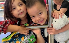 Một vật "bất ly thân" Lisa - Leon nhà Hà Hồ thường xuyên mang theo bên mình, chứng tỏ phụ huynh dạy con khéo