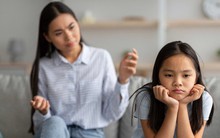 Cha mẹ 9x Trung Quốc "dạy con ngược", chuyên gia lo ngại