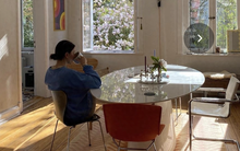 Cô gái trang trí nhà đẹp để ở một mình, từ cửa sổ nhìn ra vườn cây xum xuê 4 mùa