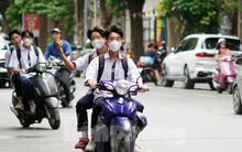 Thót tim với cảnh học sinh 'đầu trần' đi xe máy trên phố