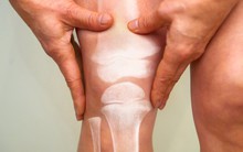 Loãng xương là "rào cản trường thọ", sau 50 tuổi bớt uống 2 loại nước, ít ăn 1 thứ để xương chắc khỏe