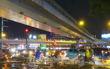 Cây đổ, đường hoá sông sau cơn mưa lớn ở TPHCM