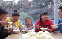 "Ăn bánh bao, làm đồ mộc": Vì sao ai cũng thích xem kênh Youtube có nội dung đồng quê, món ăn dân dã?