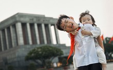 2 em bé tận hưởng những ngày thu đẹp mộng mơ ở Lăng Bác đốn tim cư dân mạng