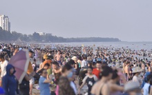 Sầm Sơn ken đặc người tắm biển dịp nghỉ lễ 2-9
