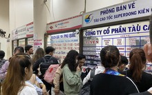 Hàng ngàn khách phải chuyển hướng khác vì tàu, phà ngưng hoạt động